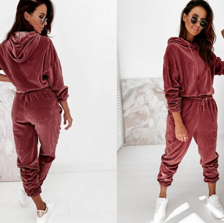 Chique champagnekleurig dames fluwelen trainingspak, perfect voor comfortabele loungewear of casual sportieve stijl.