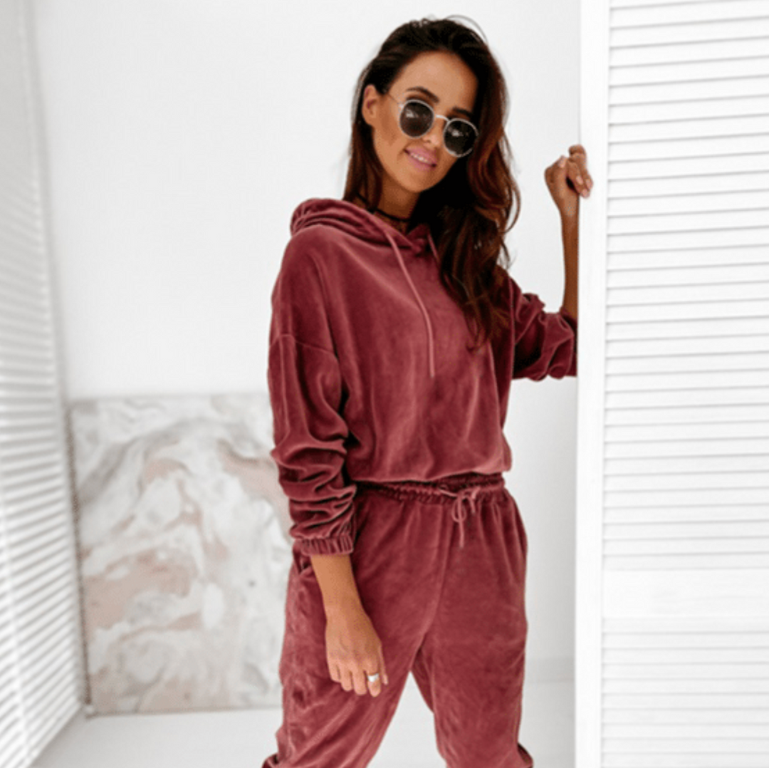 Bordeauxrood dames fluwelen trainingspak set: zachte lounge hoodie en broek voor ultiem comfort en stijl.