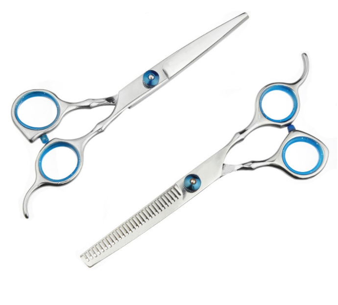 Detail van 10-delige kappersset met roestvrijstalen scharen en kammen voor thuis haarknippen en haarstyling.