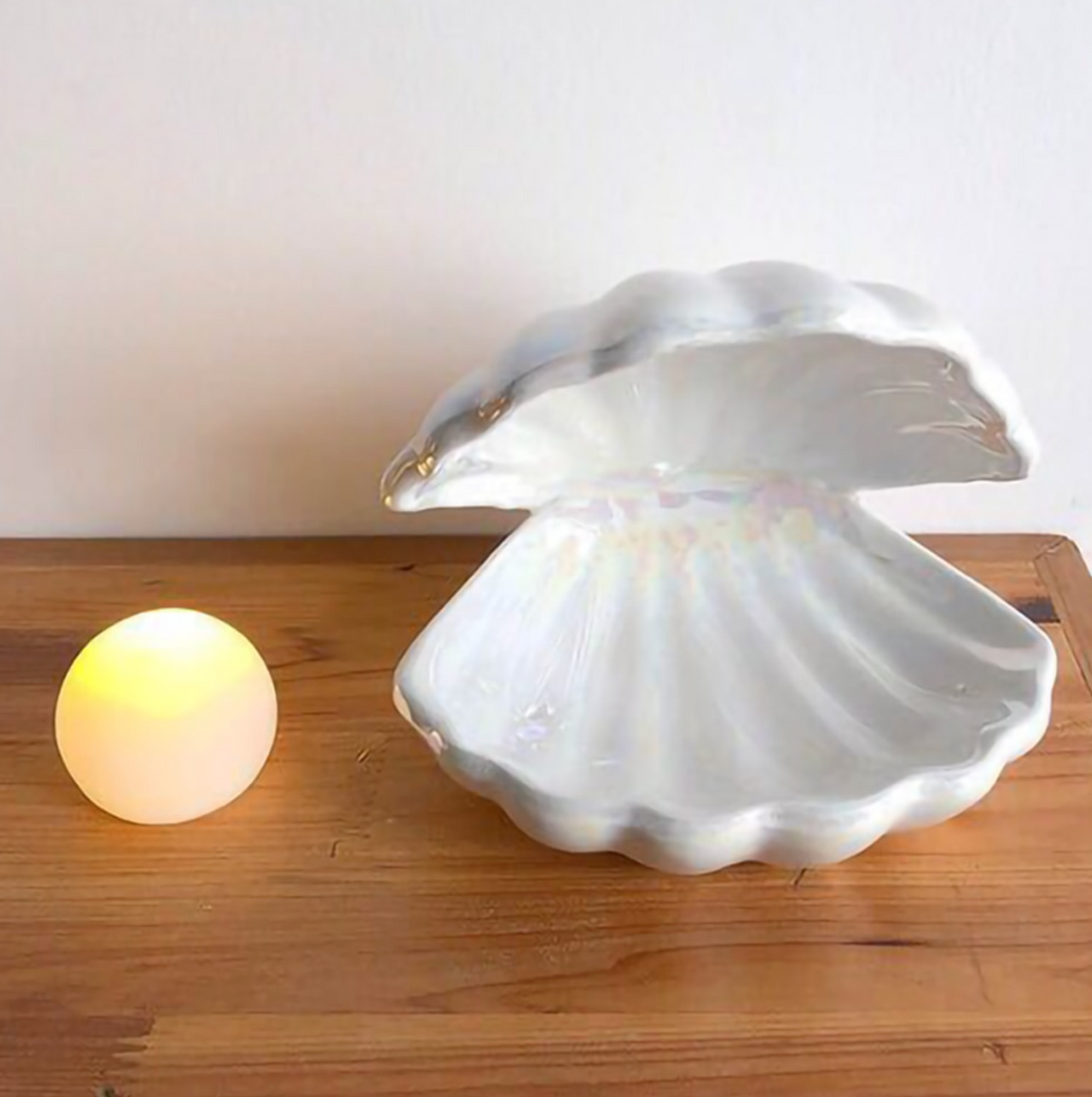 Betoverende schelpenlamp met parel, ideaal nachtlampje voor kinderkamer of speelse decoratie.