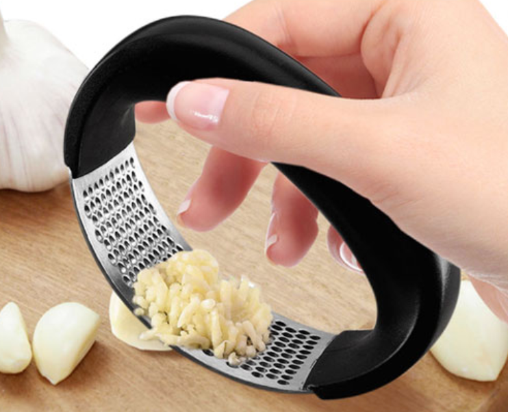 Hoogwaardige RVS knoflookpers voor snel en moeiteloos knoflook hakken, onmisbaar in de keuken.