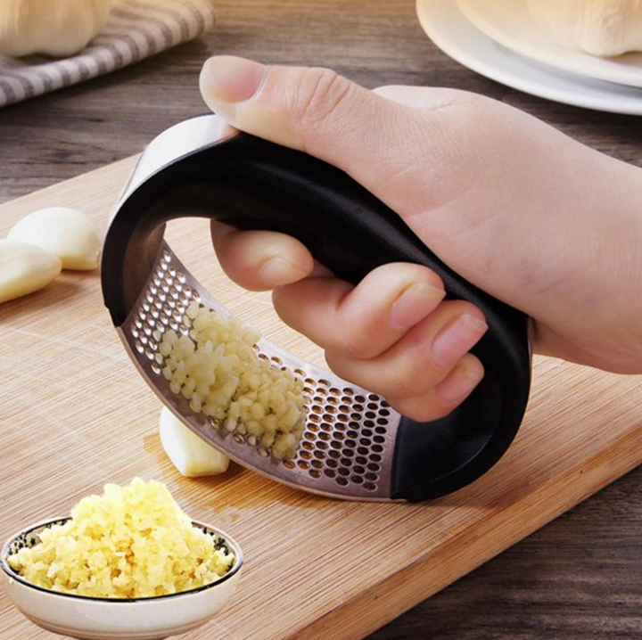 Gebogen RVS knoflookpers voor snel en gemakkelijk knoflook persen, ideaal keukengadget.