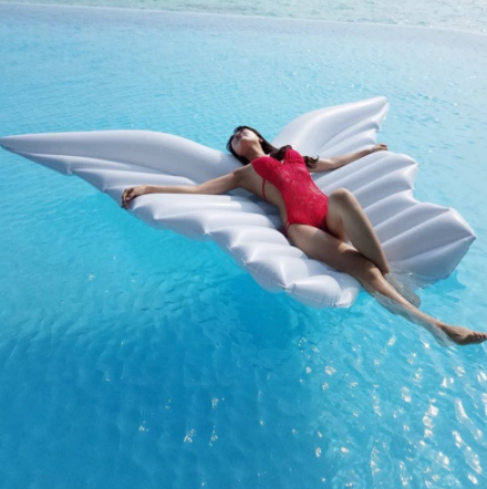 Luxe opblaasbare drijver met vleugels voor ultieme zomerse waterpret; perfect voor zwembad, strand of meer.