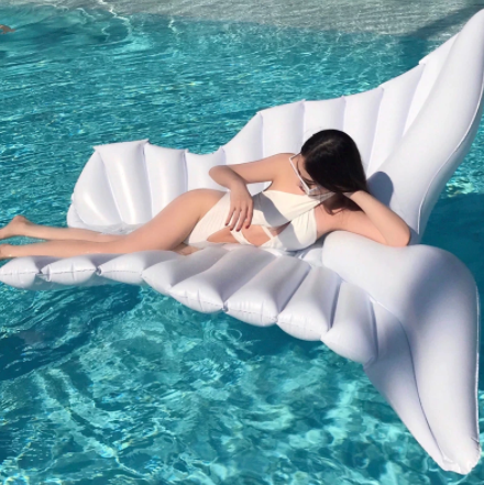 Gigantische opblaas float met vleugels voor heerlijke waterpret; perfect om te drijven en te relaxen deze zomer.