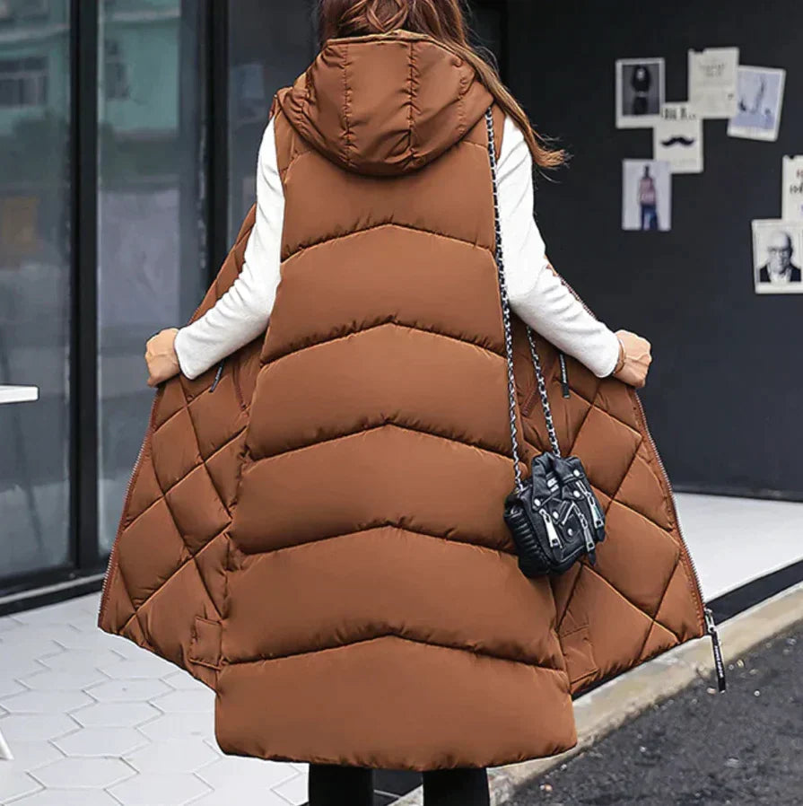 Bruine dames bodywarmer, lang model met capuchon, ideaal voor een stijlvolle winterlook.