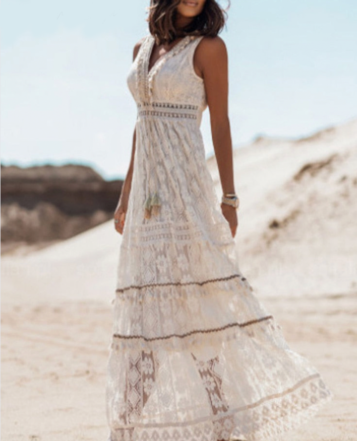 Modieuze beige/witte dames zomer maxi-jurk met V-hals, perfect als vrijetijds- of strandjurk. Comfortabel.