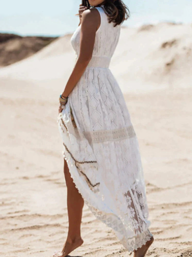 Elegante beige/witte dames zomer maxi-jurk met zwierige pasvorm en V-hals; perfect voor warme zomerdagen.