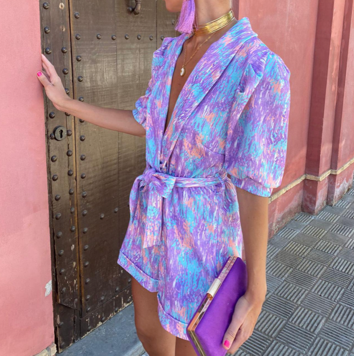 Modieuze dames zomer jumpsuit. Comfortabele casual pasvorm, verkrijgbaar in levendige zomerse kleuren.