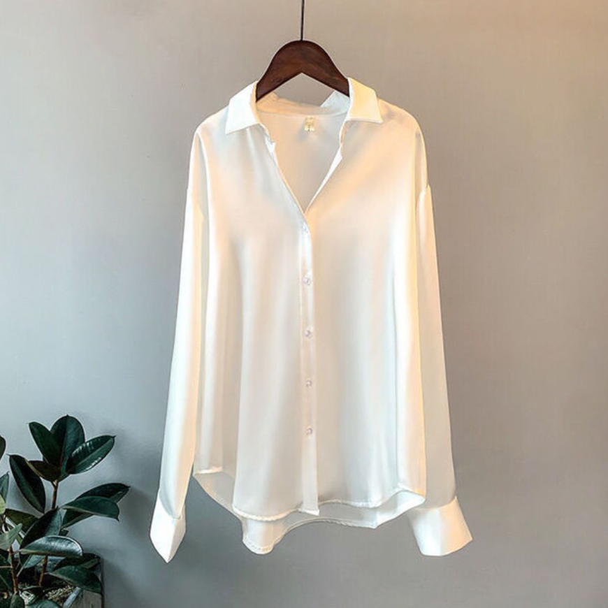 Nieuwe elegante damesblouse, lange mouwen en klassieke kraag. Glanzend, comfortabel en modieus voor zakelijke of casual chic.