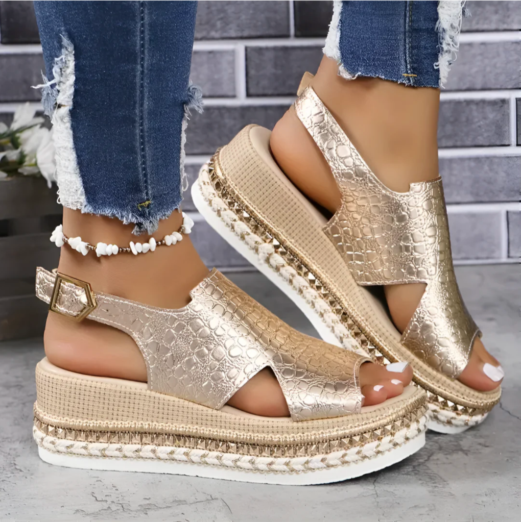 Comfortabele dames sandalen met dikke gouden sleehak, open teen en stijlvolle plateauzool voor de zomer.