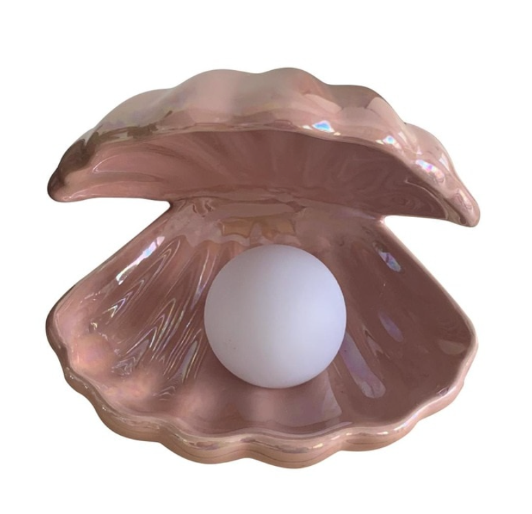 Magische schelpenlamp met een betoverende parel die zacht gloeit, perfect voor een sprookjesachtige sfeer.