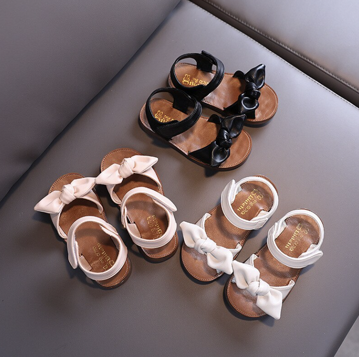 Stijlvolle baby sandalen in roze, beige en zwart, comfortabele zomerschoenen voor de allerkleinsten.