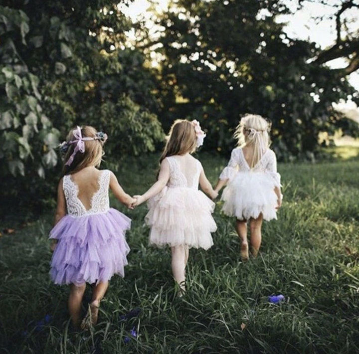 Sierlijke meisjesjurk met tule en broderie, een elegante galajurk voor speciale gelegenheden. Perfecte prinsessenjurk.