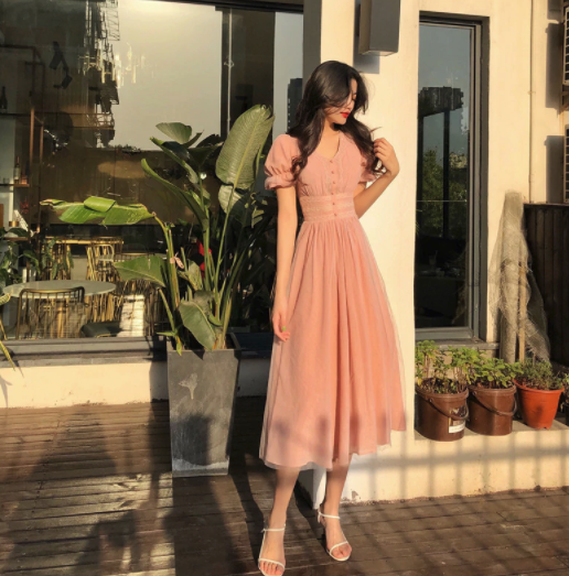 Trendy Koreaanse damesjurk voor lente en zomer. Modieus en comfortabel voor elke casual gelegenheid.