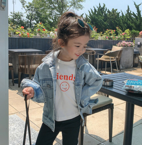 Stoer kinderspijkerjasje voor lente & zomer, comfortabel denim. Trendy jongens- of meisjesjas voor buiten.
