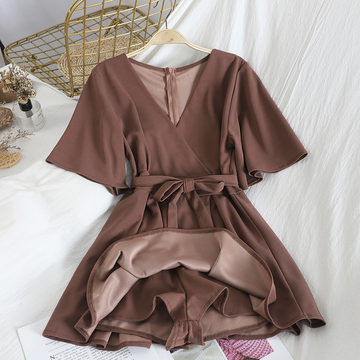 Dames A-lijn jurk met elegante uitlopende mouwen. Ideaal als lente- of zomerjurk, comfortabel en modieus.