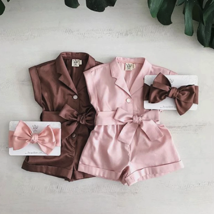 Schattige meisjes jumpsuit voor zomerse avonturen. Comfortabele babykleding voor speelplezier buiten.