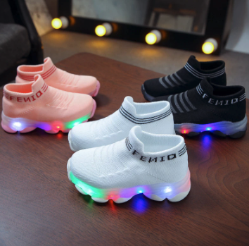 Lichtgevende kinder sneakers met LED-zolen voor speelse avonturen, ideaal voor jongens en meisjes.