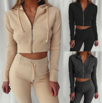 Dames trainingspak Eva in neutrale kleur, comfortabel en stijlvol voor sport en vrije tijd. Complete loungewear set.