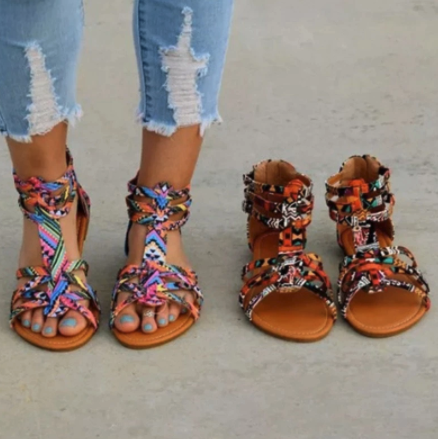 Dames platte sandalen met enkelband, veelkleurig slangenhuid patroon. Comfortabele zomerschoenen voor vrouwen.