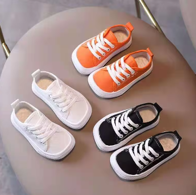 Flexibele FlexiSteps barefoot sneakers voor kinderen, ideaal voor natuurlijke bewegingsvrijheid & grip bij buitenspelen.