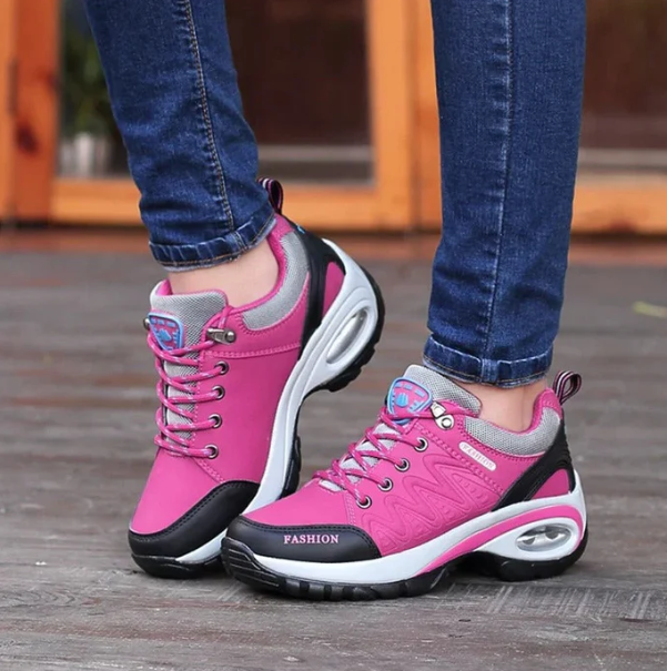 Zijaanzicht van Alessa orthopedische dames sneakers, toont ademend materiaal en ondersteunende zool.