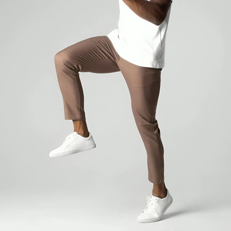 Comfortabele smal toelopende herenbroek Adam. Moderne stretchbroek ideaal voor zowel casual als nette look.