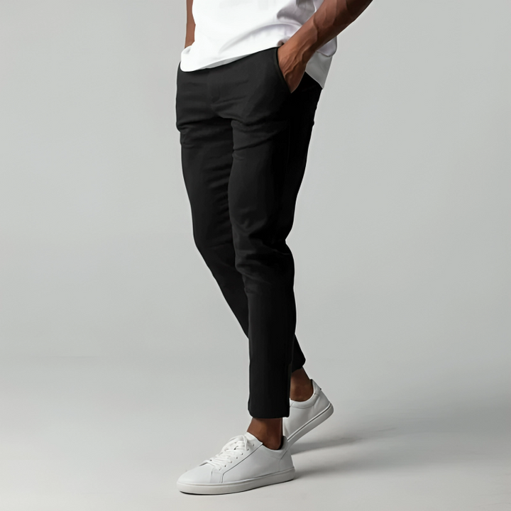 Nette smal toelopende herenbroek Adam. Stijlvolle stretchbroek met moderne pasvorm, perfect voor elke gelegenheid.