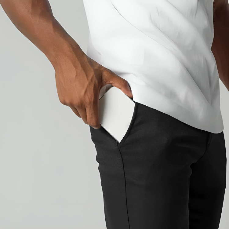 Man draagt smal toelopende herenbroek Adam. Comfortabele stretchbroek met moderne pasvorm, ideaal voor casual look.