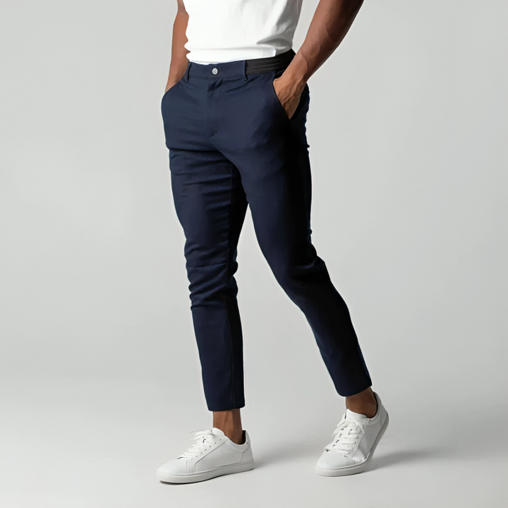 Stijlvolle smal toelopende herenbroek Adam. Comfortabele stretchbroek in moderne pasvorm, essentiële herenmode.