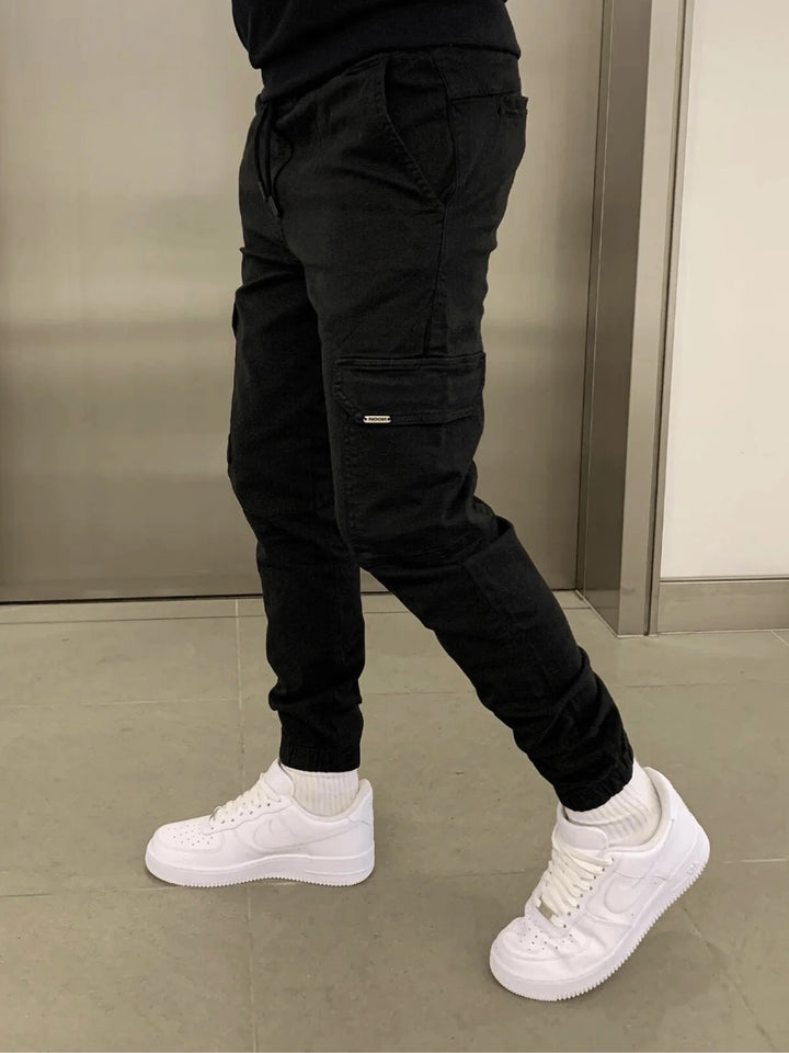 David heren cargo joggers met praktische zijzakken en comfortabele stof. Ideaal voor een casual sportieve look.