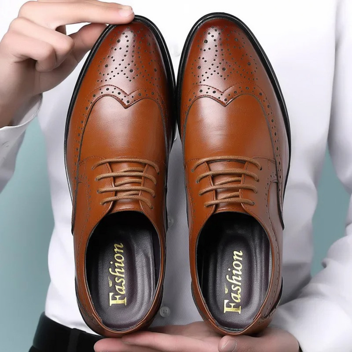 Comfortabele Sebastian herenschoenen: klassieke wingtip veterschoenen met een zakelijk en formeel design.