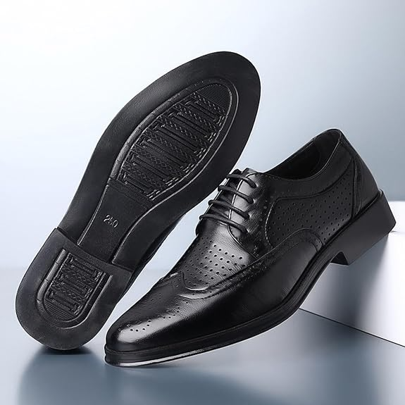 Klassieke bruine leren Sebastian wingtip veterschoenen voor heren, perfect voor bruiloften en kantoor.