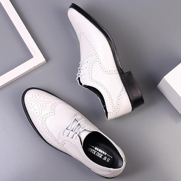 Sebastian wingtip herenschoenen met verfijnde perforaties. Elegante veterschoenen voor een klassieke outfit.