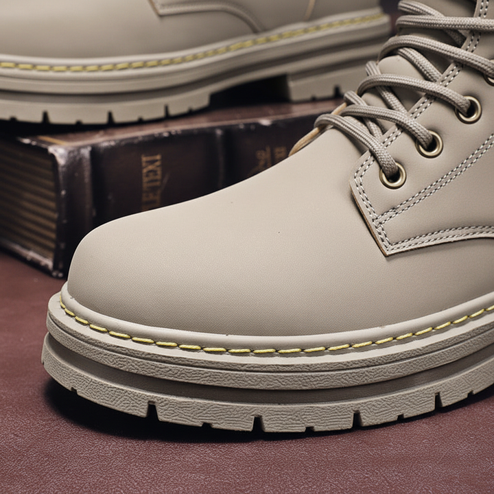 Antislip zool van comfortabele heren veterschoenen. Ideaal voor herfst en winter, veilige grip.