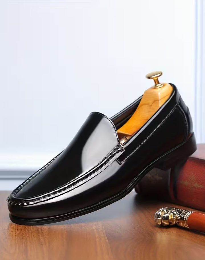 Comfortabele heren schoenen, donkerbruine puntige neus, lichtgewicht voor dagelijks gebruik.