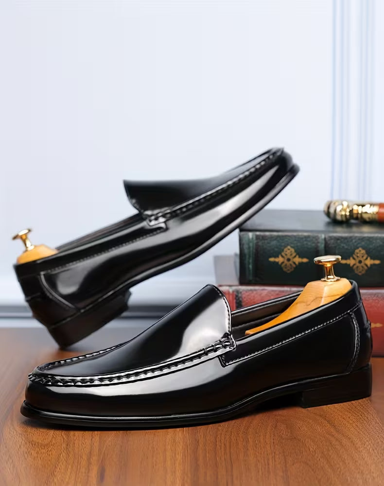 Lichtgewicht heren slip-ons, puntige neus, comfortabel voor zakelijke en casual looks.