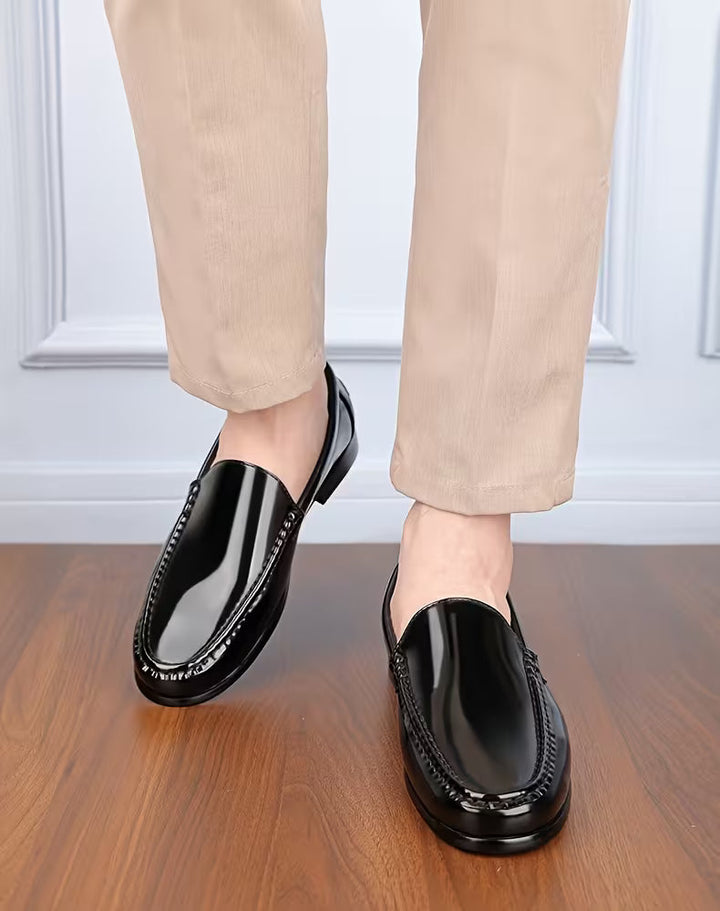 Donkerbruine puntige neus herenschoenen, lichtgewicht, slip-on, comfortabel voor formele of casual chic.