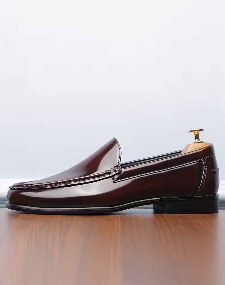 Donkerbruine herenschoenen met puntige neus, slip-on stijl, comfortabel en lichtgewicht.