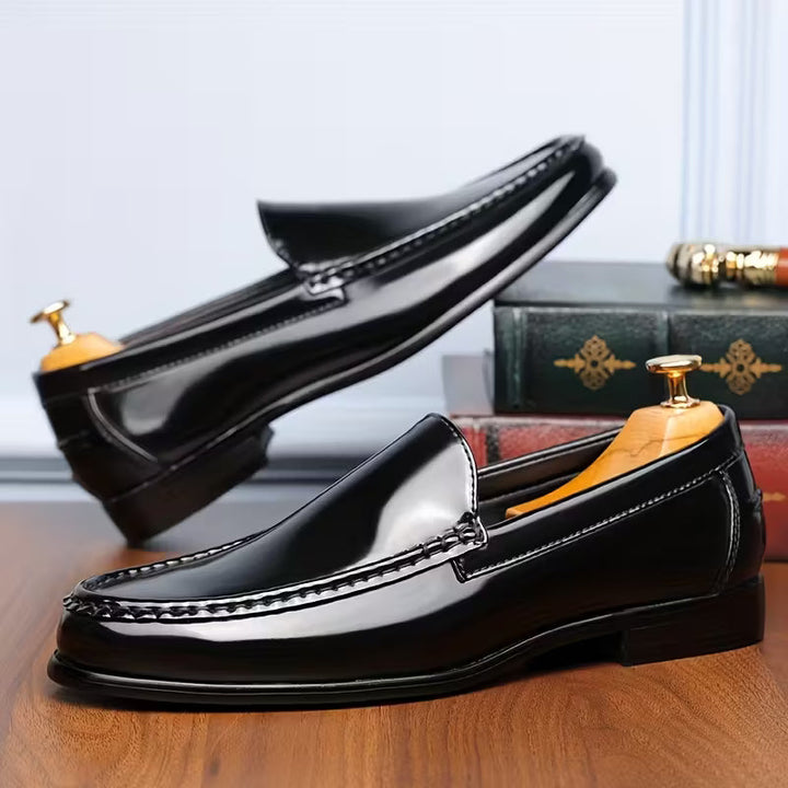Elegante heren slip-ons, zwarte, puntige neus, lichtgewicht en comfortabel voor kantoor.