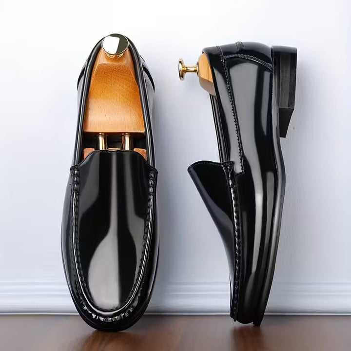 Zwarte heren schoenen met puntige neus, lichtgewicht comfort, slip-on voor veelzijdigheid.
