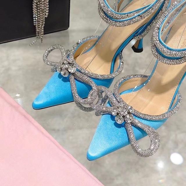 Chique bruiloft schoenen met hak en strass, comfortabel en stijlvol voor de speciale dag.