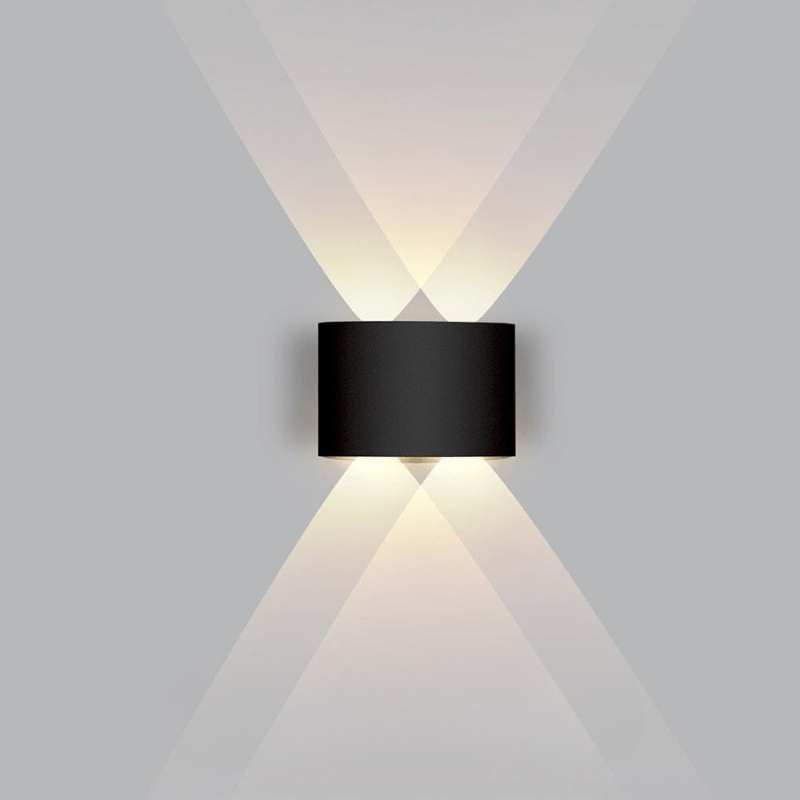Minimalistische LED buitenlamp van zwart aluminium, subtiele gevelverlichting.