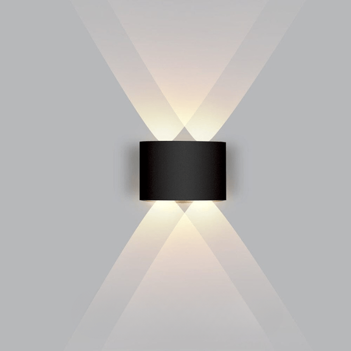 Minimalistische LED buitenlamp van zwart aluminium, subtiele gevelverlichting.