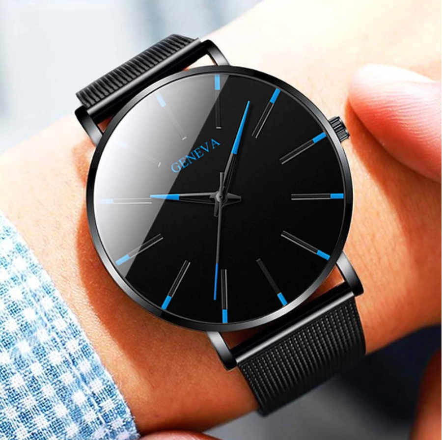 Elegant herenhorloge om de pols van een man, met een duurzame leren band; tijdloos, minimalistisch en waterbestendig.
