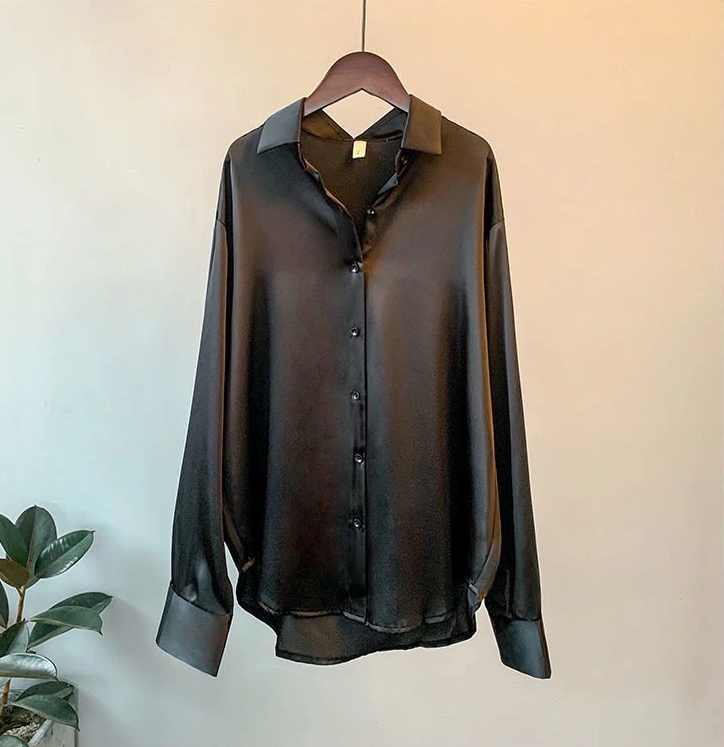 Zwarte Myra damesblouse met lange mouwen, tijdloze en chique top voor een zakelijke of avondlook.