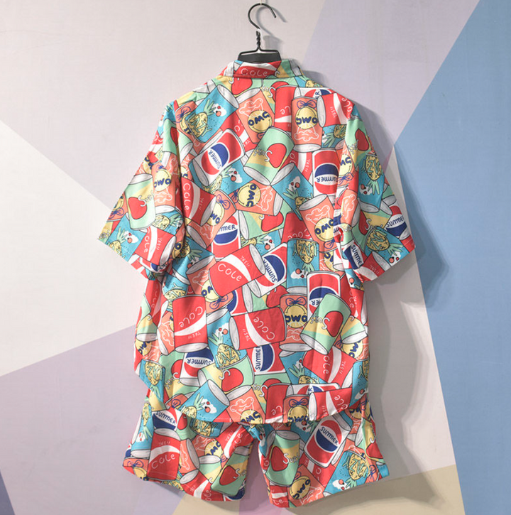 Vrolijke heren Hawaii combiset met overhemd en korte broek, comfortabel voor warme zomerdagen.