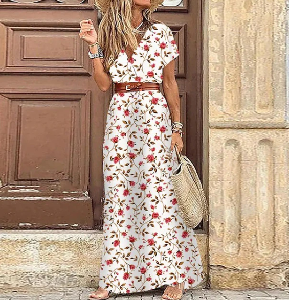 Vrouw in stijlvolle boho maxi jurk met V-hals en korte mouwen, perfecte zomerkleding voor dames.