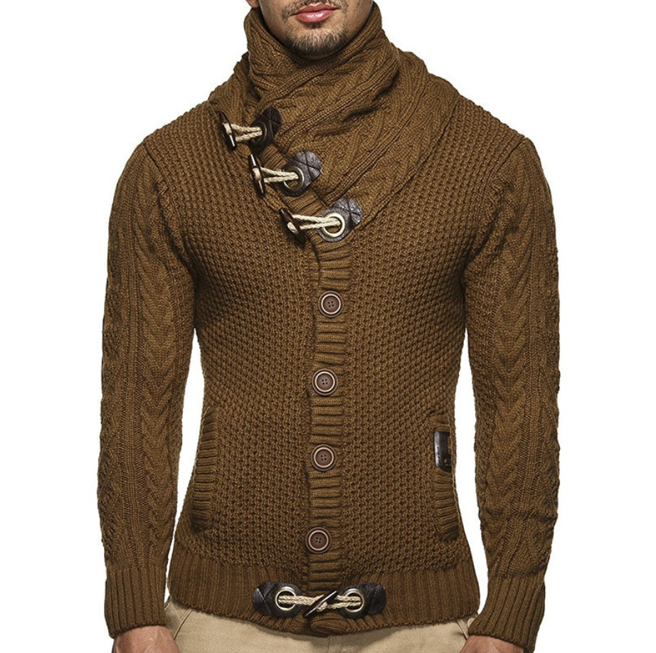 Man draagt stijlvol gebreid heren coltrui vest. Warme en comfortabele najaarsmode voor heren.
