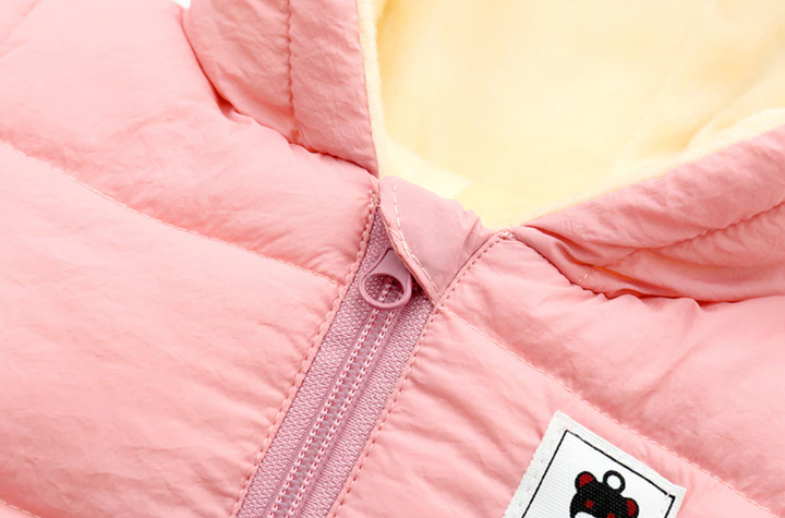 Complete baby winter outfit: Warme romper met oortjes, perfect voor binnen en buiten.